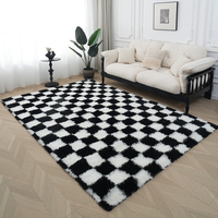 Tapis pour salon : Tapis à carreaux noir et blanc, moelleux, à poils longs ; Tapis doux et shaggy.