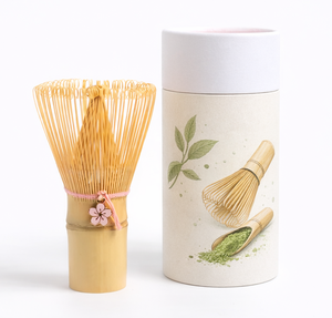 Batidor de Matcha de Bambú Hecho a Mano con Logotipo Personalizado OEM de Fábrica, Chasen <span class=keywords><strong>Japon</strong></span>és de Bambú Oscuro con Cuerda de Color Personalizada y Encanto - Product Image 1