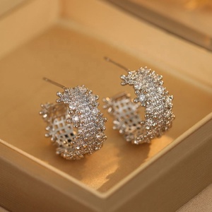 ต่างหูแบบติดหูทรงเรขาคณิตระดับไฮเอนด์สไตล์ยุโรป-อเมริกัน ดีไซน์เรียบหรู รูปทรงตัว C ทำจากเงินแท้ ดีไซน์หน้ากว้าง ทันสมัย - Product Image 6