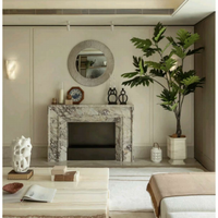 Ensemble de cheminée murale en pierre avec cadre en acier intégré, contour et manteau en marbre travertin beige crème monobloc
