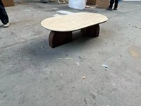 Table basse moderne de luxe beige en bois massif avec coins de table couleur noyer, meuble ovale durable pour salon et maison