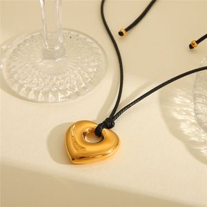 Nouveau Collier Femme en Acier Inoxydable 18 carats avec Pendentif Cœur Creux en Corde de Cire Noire Créative <span class=keywords><strong>pour</strong></span> <span class=keywords><strong>la</strong></span> <span class=keywords><strong>Vie</strong></span> Quotidienne - Product Image 4