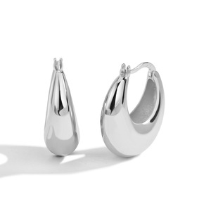 Boucles d'oreilles tendance en laiton plaqué or 18KGP, design moderne et incurvé, petites boucles d'oreilles simples en forme de C pour femmes - Product Image 5