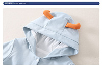 Combinaison en coton bleu clair pour bébé ZL-012 avec capuche à cornes de monstre et boutons sur le devant