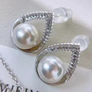 ชุดเครื่องประดับเงินแท้ พร้อมต่างหูมุกธรรมชาติขนาด 9-10 มม. จี้ทรงกลมไร้ตำหนิขนาด 11-12 มม. พร้อมสร้อยขนาด 11-12 มม. - Product Image 3