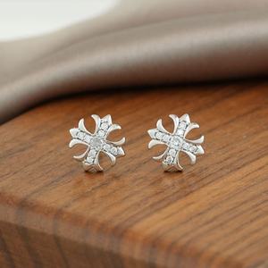 Petites boucles d'oreilles à clous de style rétro, micro-incrustées de zircon, nouveau design géométrique exquis et tendance pour femmes - Product Image 3
