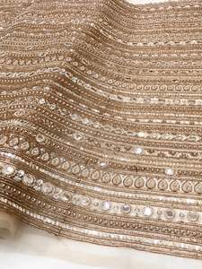 Tissu de soie de qualité supérieure avec une texture riche et lisse, idéal pour les robes de mariée, les saris, les lehengas, les tenues de créateurs et la mode de haute couture - Product Image 5