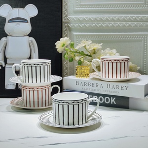 Taza y Platillo de Porcelana para Té de la Tarde o Café, Estilo Inglés con Líneas Negras y Rojas, Taza para Leche - Product Image 1