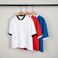 T-shirt homme col en V à manches courtes coupe classique style streetwear été 2026 avec passepoil contrastant en coton – Modèle jeune