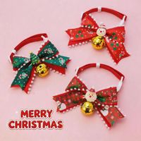 Collier de Noël ajustable en polyester pour animaux de compagnie, motif dessin animé, avec nœud papillon rouge et clochette, accessoire décoratif mignon pour chats et chiens - Vente en gros