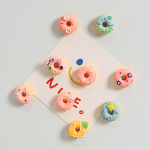 Aimant de réfrigérateur en résine en forme de beignet réaliste, simulation alimentaire, décoration de réfrigérateur, accessoire de cuisine mignon - Product Image 6