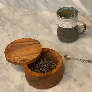Boîte de stockage de sel et de poivre en bois d'acacia, avec couvercle magnétique pivotant, deux compartiments de stockage pour sel et poivre en bambou