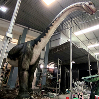 Robot dinosaure demi-corps fabriqué en usine d'animatronique ou en parc d'attractions, têtes de Brachiosaurus pour exposition