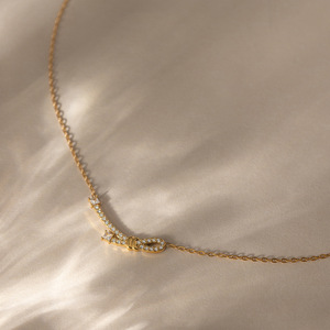 Collier élégant plaqué or 18 carats avec pendentif nœud papillon et pierres rondes en zircon cubique, chaîne serpent, bijoux classiques pour femmes - Product Image 2