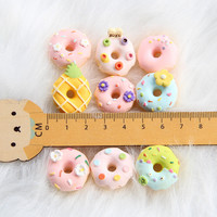 Creatieve snoepjes dessert hars ambachten kleurrijke 2cm donut stimulerende voedsel speelgoed accessoires DIY crème platte achterkant voor decoratie