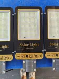 원격 제어 IP65 야외 500W 현대 디자인 알루미늄 태양 광 가로등 야간 긴 작업 시간에 자동 작업 - Product Image 3