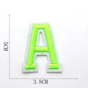 Sul Nome Lettere di Patch Up Per Abbigliamento di Ferro Per T-Shirt A-Z Fluorescente Verde Inglese Lettera di Patch 3D Ricamato di Patch Adesivi