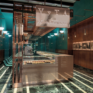 Scaffale espositivo a struttura verticale con linee d'arco, in stile rustico e accogliente, per negozio di specialità - Product Image 2