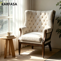 Fauteuil vintage à dossier haut en lin crème capitonné, avec garniture cloutée, structure en bois, pour salon ou lecture