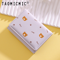 Dompet Wanita TAOMICMIC Musim Panas Baru Dompet Pendek Wanita Motif Beruang Lucu Segar Lipat Tiga Mini Portabel Bahan Kulit PU Tempat Kartu Kantong Koin