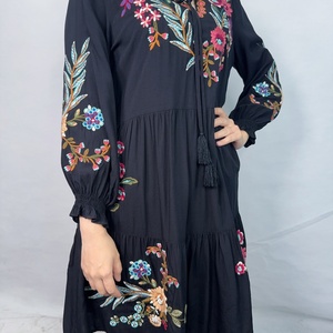 Robe décontractée ample noire en coton 100% avec col brodé floral et taille naturelle pour l'automne - Product Image 4