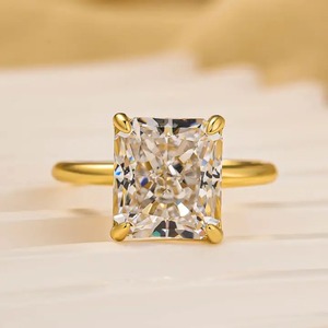 Anillo de compromiso solitario con corte radiante de piedra blanca de moissanita 925 para mujer en plata de ley chapada en oro amarillo y blanco. - Product Image 3