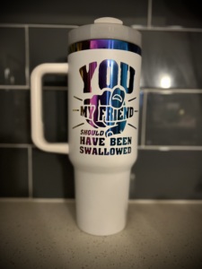 Tazza da Viaggio in Metallo da 40 oz con Logo Personalizzato, Placcata in Oro, Arcobaleno Dorato, in Acciaio Inossidabile con Isolamento Sottovuoto e Manico - Product Image 3