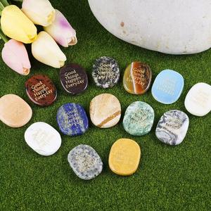 بيع بالجملة لأحجار النخيل المنحوتة من الأحجار الكريمة الطبيعية الصديقة للبيئة مع شعارات منقوشة، هدايا وديكورات فنغ شوي - Product Image 1