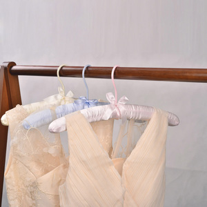 Cintre en tissu rembourré en <span class=keywords><strong>Satin</strong></span> anti-vol de haute qualité pour la vie quotidienne cintre en soie solide pour l'organisation de stockage à domicile - Product Image 3