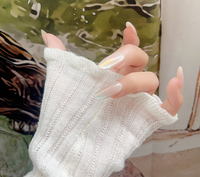 Faux ongles minimalistes ovales nude à presser, effet irisé aurore miroir scintillant