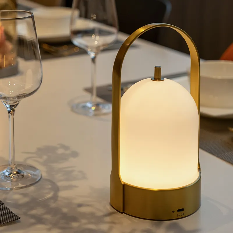 Fornitore di cina Hotel ristorante luci da tavolo a induzione ricaricabile Smart LED in metallo lampada da tavolo da tavolo
