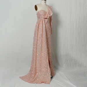 Robes longues d'hiver personnalisées, à sequins et perles, avec détails épaules dénudées, tenue de demoiselle d'honneur élégante et naturelle pour les fêtes - Product Image 5