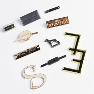 Étiquettes en métal recyclé, 3D en relief, découpées au laser, designs personnalisés, étiquettes de marque de vêtements tendance et durables pour les marques éco-responsables - Product Image 4