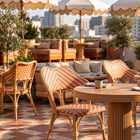 Chaise de salle à manger en rotin tressé style bistrot français avec dossier festonné pour bar sur toit, chaise haute de bar commerciale en rotin tressé