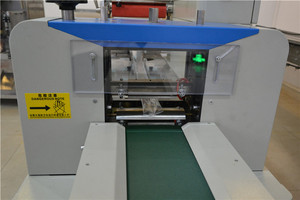 Empaquetadora de embalaje de almohada de paquete de flujo Horizontal de tarjetas de papel de dibujos animados Manual de alta velocidad para protector de nevera - Product Image 4