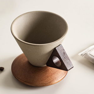 Nouvelle arrivée : Tasse à café en forme d'entonnoir avec base en bois, ensemble tasse à thé et soucoupe en céramique - Product Image 6