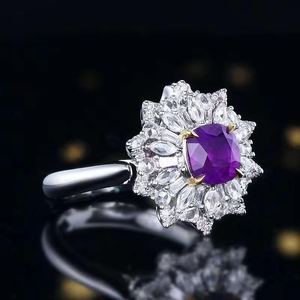 Bague en or blanc 18 carats avec saphir violet taille coussin, halo double de diamants multiformes effet éclat de soleil, bijou de cocktail luxueux - Product Image 3