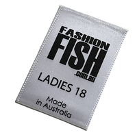 Personnalisez des étiquettes d'impression pour vêtements de haute qualité, lisses et délicates, des étiquettes de lavage, des étiquettes de taille, des étiquettes principales et des étiquettes de col.