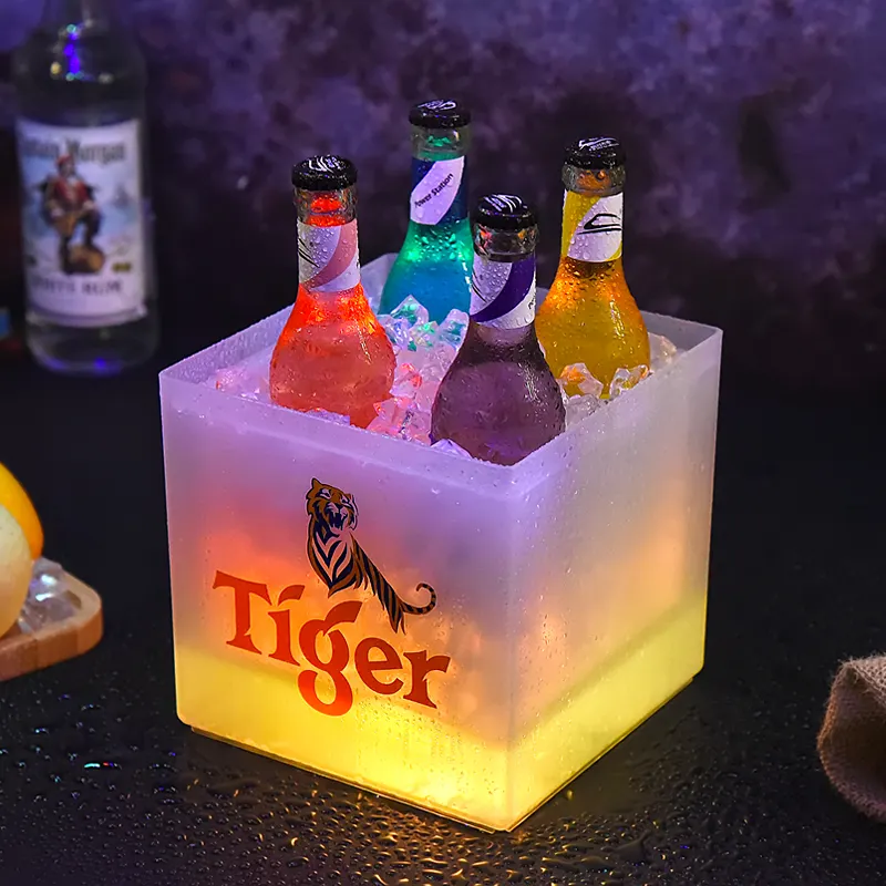 PP Material Bar Nachtclub Ausrüstung Wiederauf ladbare Topf LED Eis kübel Kühler beleuchtet benutzer definierte Kunststoff minimalist ischen Party Square