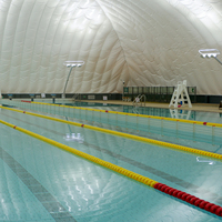 Dôme de natation gonflable autoportant ignifuge et thermiquement isolé en membrane PVDF PVC moderne pour entrepôt toutes saisons et sports aquatiques