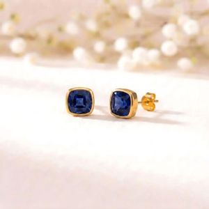 Élégantes boucles d'oreilles clous en saphir taille coussin en argent sterling 925 ou plaqué or 18 carats, pierre bleue, bijoux fins pour tous les jours - Product Image 2