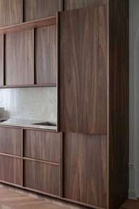 Cuisine complète en aluminium Allure, armoires blanches, îlot de cuisine moderne avec plan de travail en marbre, équipement, chaise haute, meubles de rangement pour la maison - Product Image 5