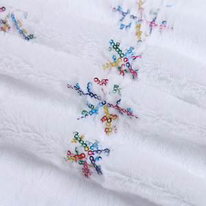 Tissu en polaire PV super doux brodé de flocons de neige dorés et argentés, tissu brillant pour vêtements - Product Image 2