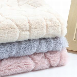 Reciclado sin MOQ <span class=keywords><strong>en</strong></span> relieve microfibra imitación conejo poliéster felpa tela para hogar ropa textil invierno Manta - Product Image 2