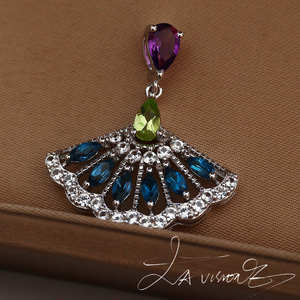 Colgante de la Serie Counterattack con Incrustaciones de Plata 925, Topacio Azul Londres, Amatista, Peridoto y Zafiro Blanco Sintético - Product Image 3