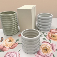 Pot à bougie en céramique mat personnalisé avec logo en relief en spirale, décoration d'intérieur unique, en porcelaine, vente en gros