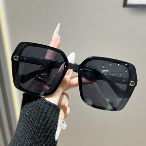 Lunettes de soleil haut de gamme très tendance avec protection UV400, monture carrée, style luxe léger scintillant, lunettes de visage nu avec verres optiques - Product Image 1