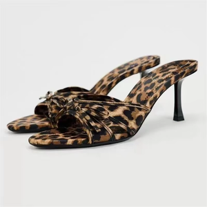 Sandales sexy pour femmes à imprimé léopard avec nœud décoratif, bout rond, talons hauts fins, pantoufles pour femmes - Product Image 1