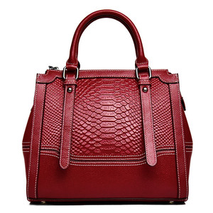 Sac à main en cuir amovible de grande capacité, au design épuré et doté d'un fermeture éclair, très pratique. - Product Image 3