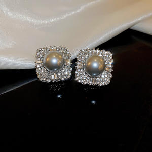 Gümüş iğne kakma elmas kelebek inci çift taraflı high-end zarif şık işık lüks toptan saplama küpe kadınlar için - Product Image 6